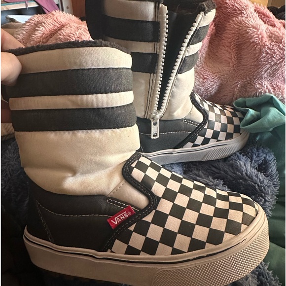 Van’s Children’s snow boots size 13 - Picture 2 of 2